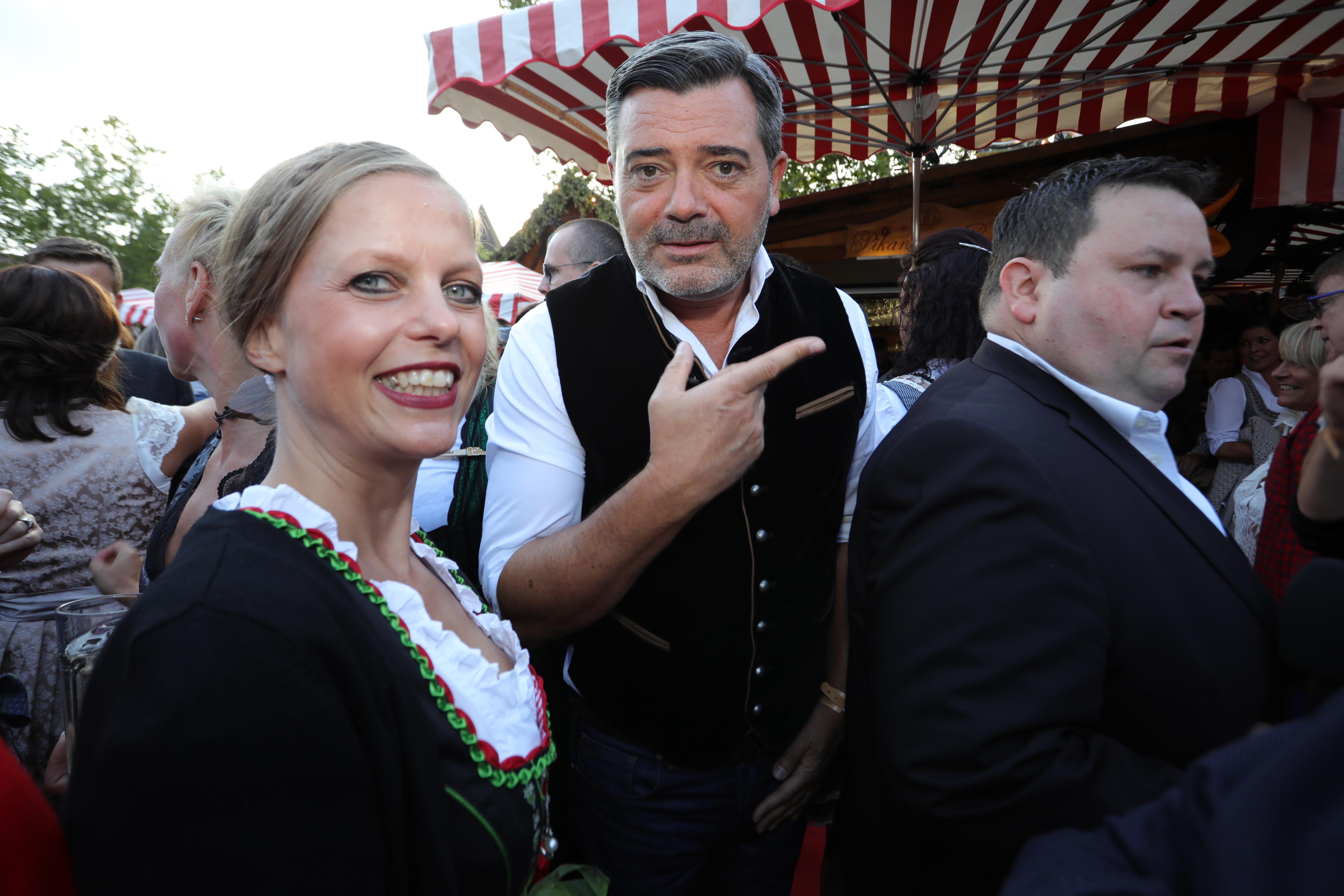 Marcel Gasde (mi.) von der Comoedie Fürth wagte sich über die Stadtgrenze und amüsierte sich prächtig mit Tenor Alexander Herzog.