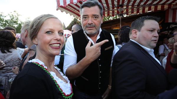 Marcel Gasde (mi.) von der Comoedie Fürth wagte sich über die Stadtgrenze und amüsierte sich prächtig mit Tenor Alexander Herzog.