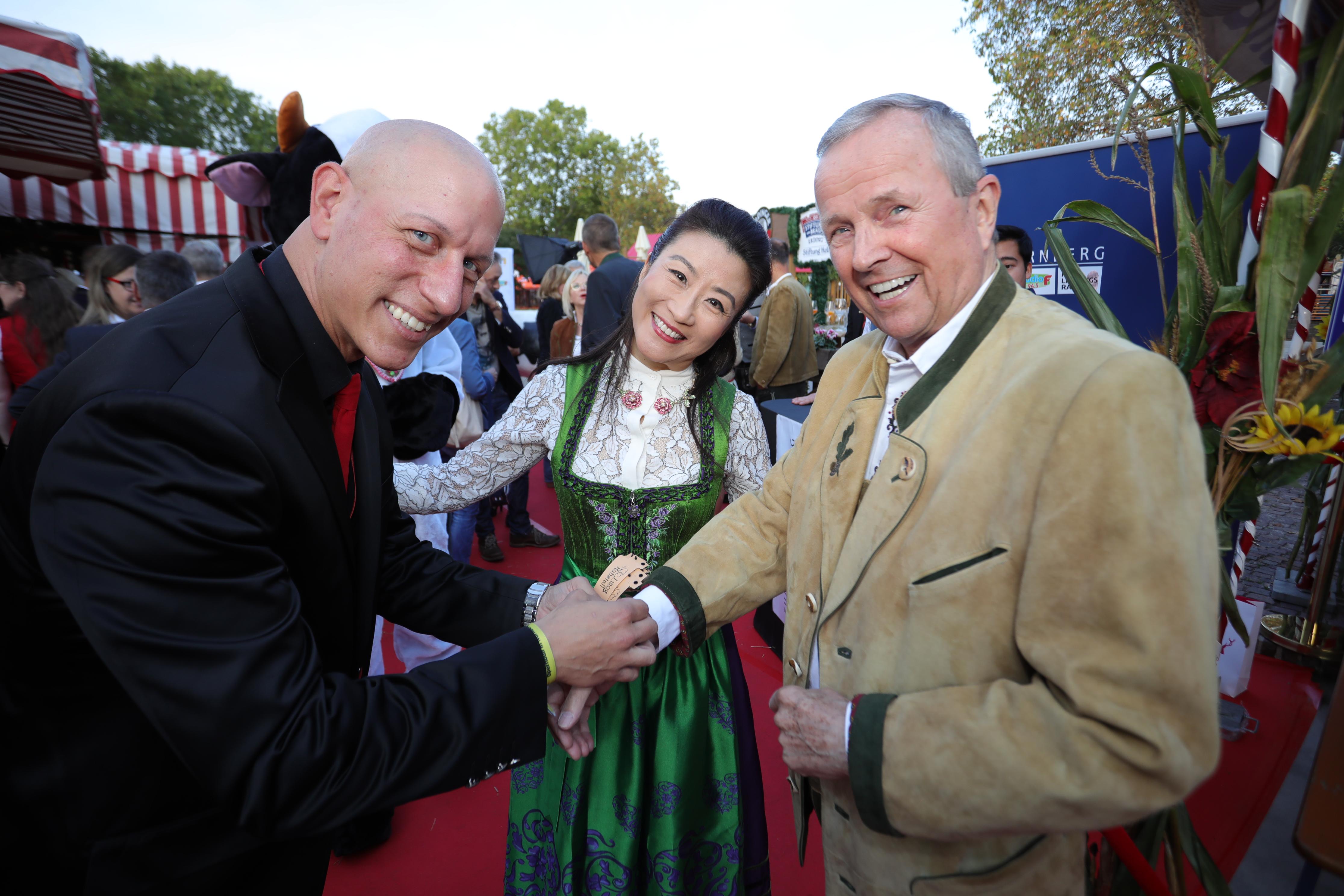 Catherine Xue Dong-Geis und Hans-Georg Geis (r.) von Geis Global Logistics vergnügten sich ebenfalls auf dem Pre-Opening.