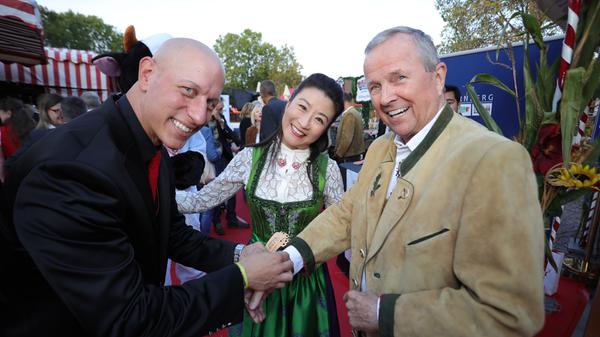 Catherine Xue Dong-Geis und Hans-Georg Geis (r.) von Geis Global Logistics vergnügten sich ebenfalls auf dem Pre-Opening.
