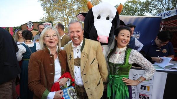 Barbara Regitz mit Hans-Georg Geis und Catherine Xue Dong-Geis.