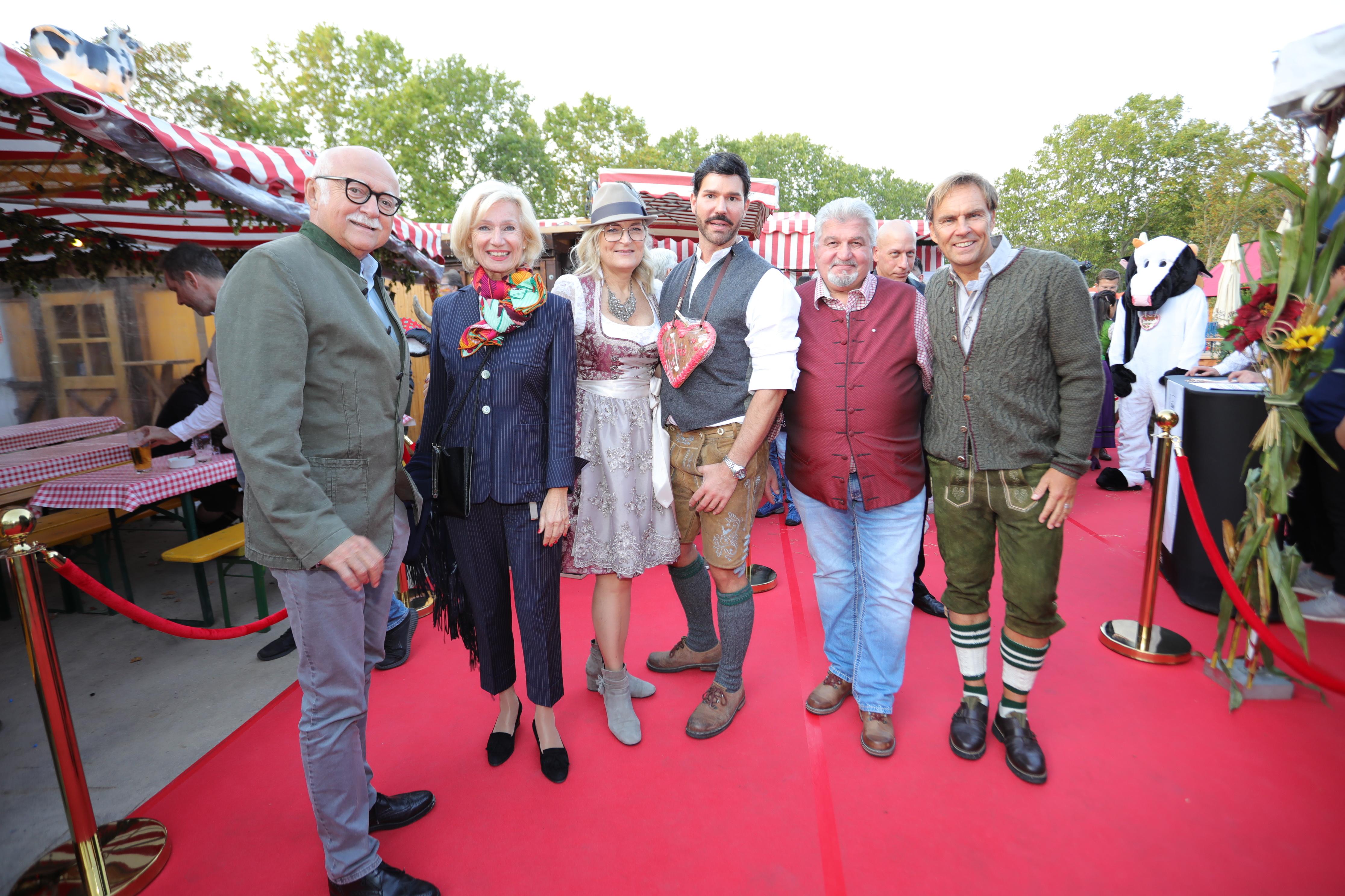 Unternehmer Gerd Schmelzer mit Ehefrau Julia Lehner, Kulturreferentin der Stadt Nürnberg. Außerdem Silke Schramm, Vertriebsleiterin des Funkhaus, mit Gastgeber Christian Wagner. Rechts der Mitte: Michael Hagl, der Vorsitzende des Altstadtfest Nbg e.V. und Funkhauschef Alexander Koller.