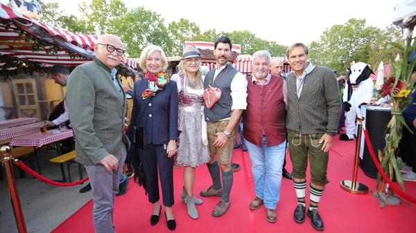 Unternehmer Gerd Schmelzer mit Ehefrau Julia Lehner, Kulturreferentin der Stadt Nürnberg. Außerdem Silke Schramm, Vertriebsleiterin des Funkhaus, mit Gastgeber Christian Wagner. Rechts der Mitte: Michael Hagl, der Vorsitzende des Altstadtfest Nbg e.V. und Funkhauschef Alexander Koller.