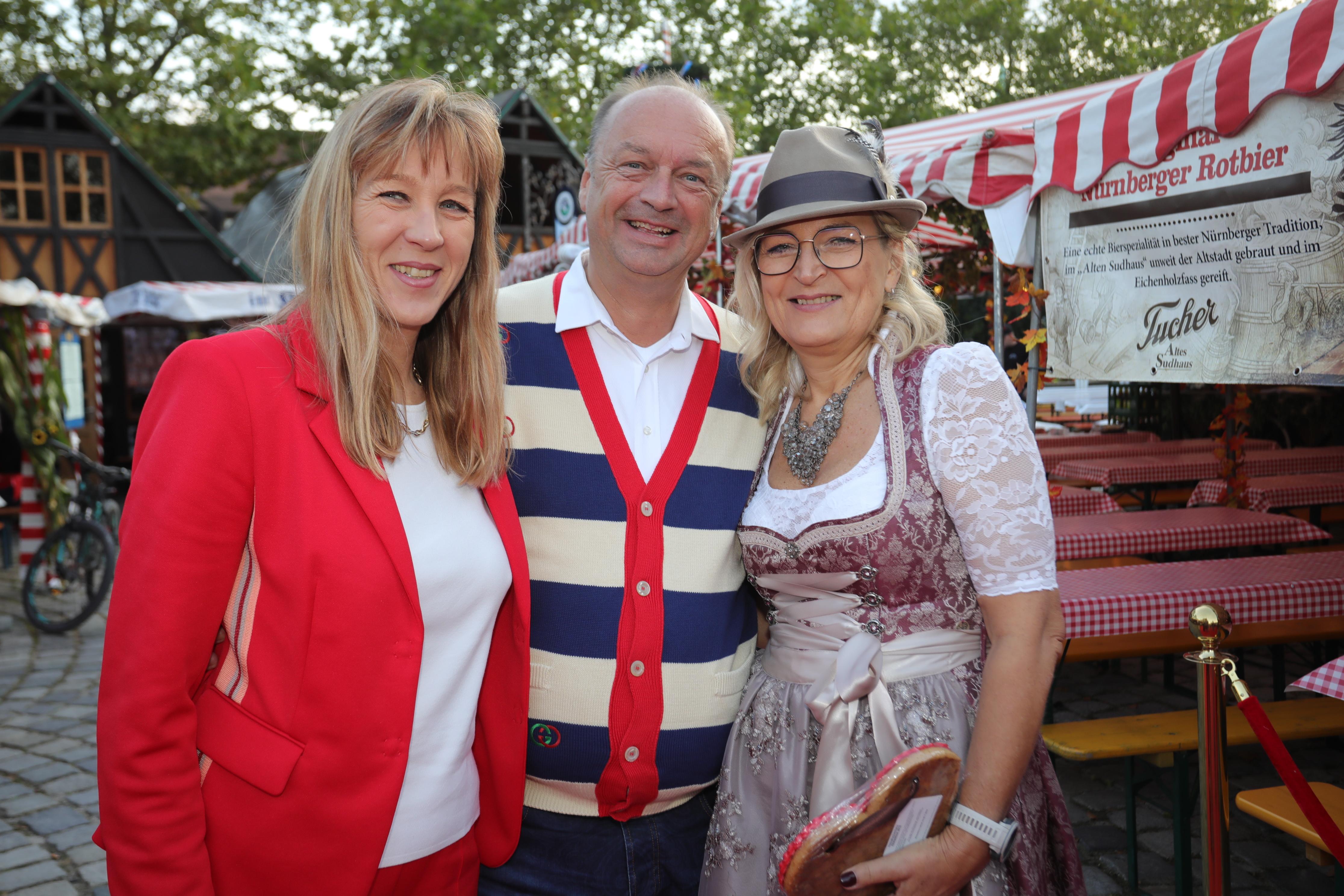 Rechts im Bild ist Silke Schramm zu sehen. Sie ist Vertriebleiterin im Funkhaus.