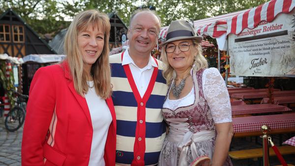 Rechts im Bild ist Silke Schramm zu sehen. Sie ist Vertriebleiterin im Funkhaus.