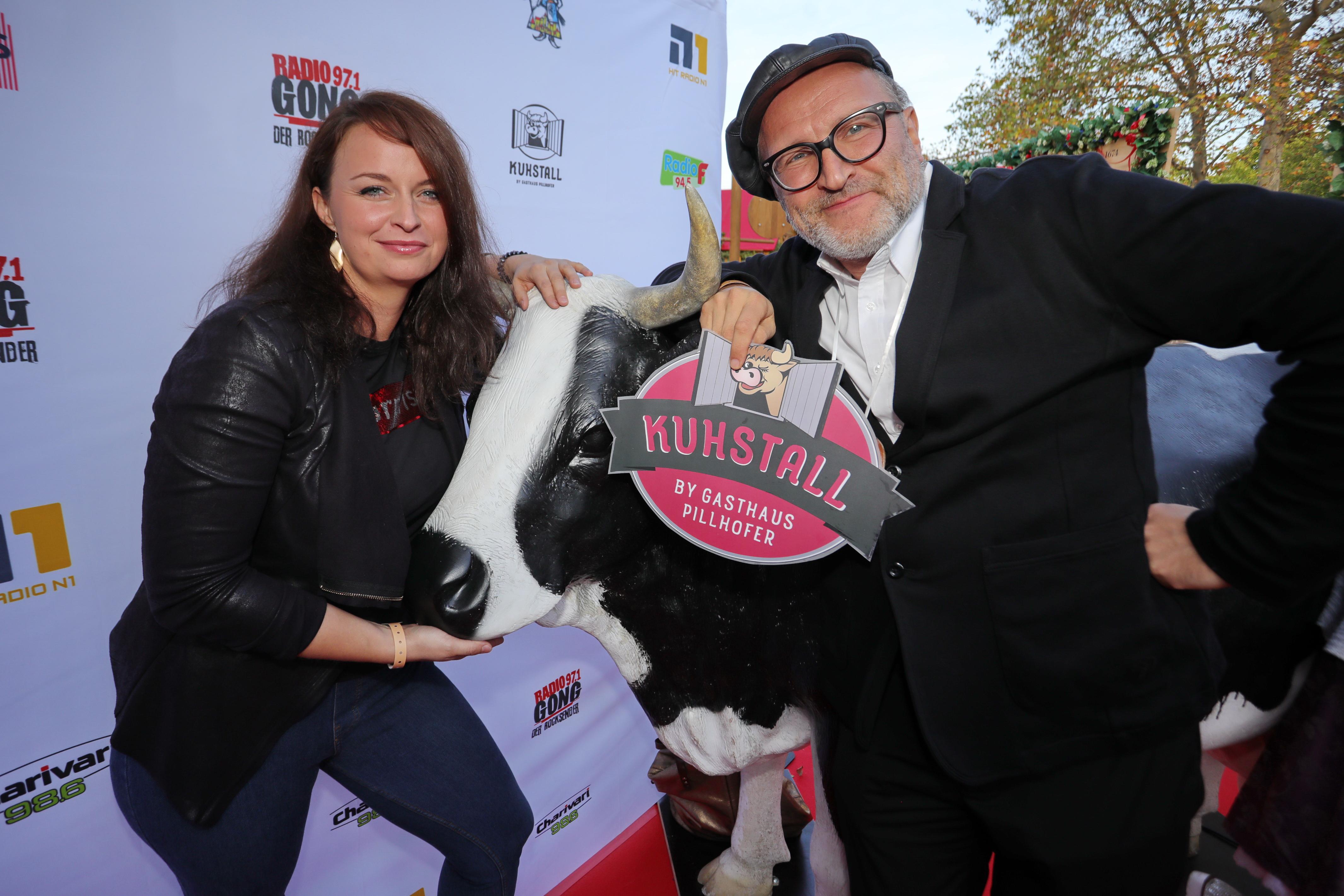 Mit der Kuh posieren Kabarettist Oliver Tissot und seine Begleitung.