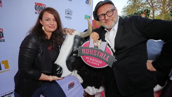 Mit der Kuh posieren Kabarettist Oliver Tissot und seine Begleitung.