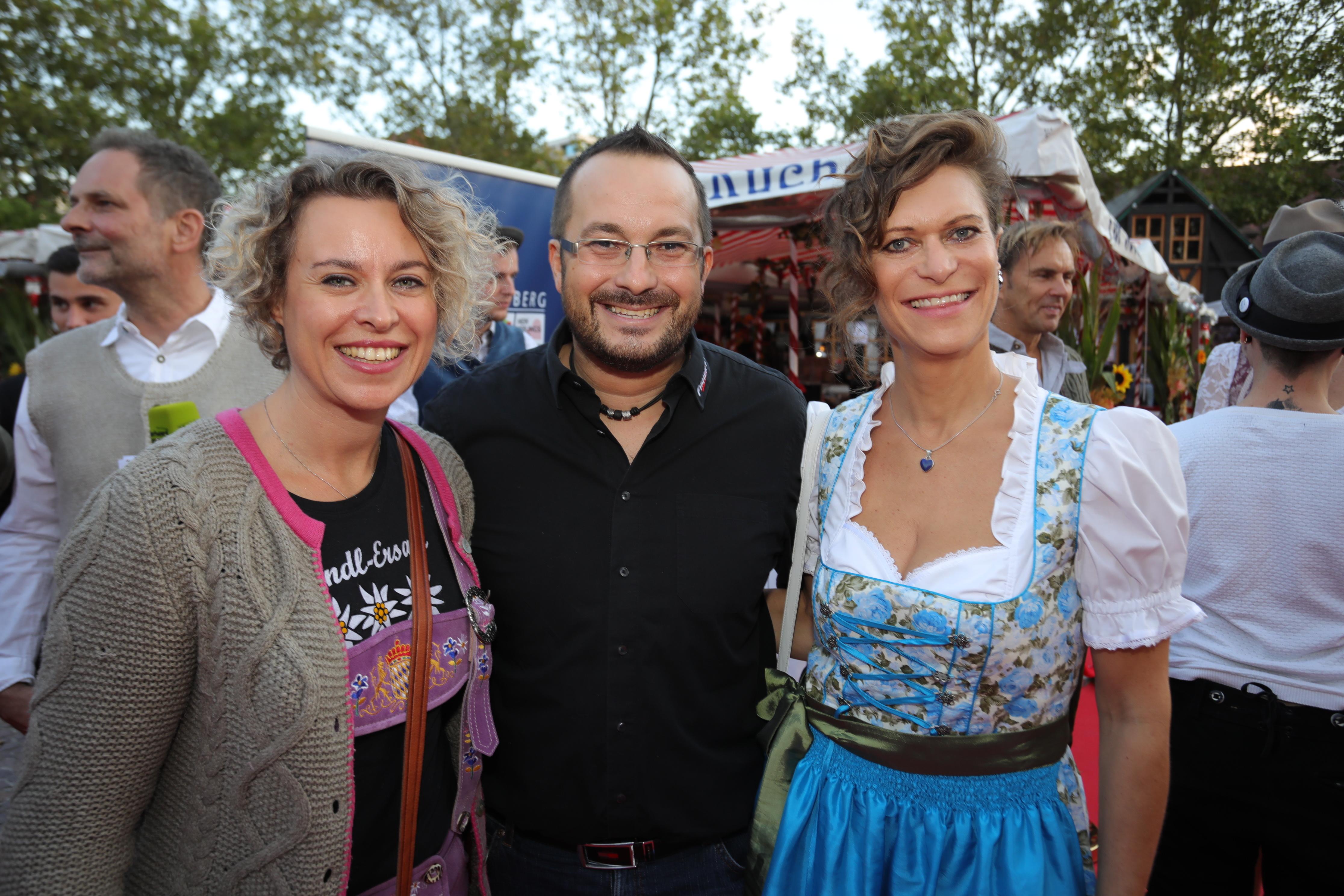 Als Expertin der Redaktion vor Ort: NN-Redakteurin Anette Röckl (li.). Neben ihr der Leiter der Modelagentur "Fisher's House" Christian Fischer und Friseurweltmeisterin Sonja Fischer.