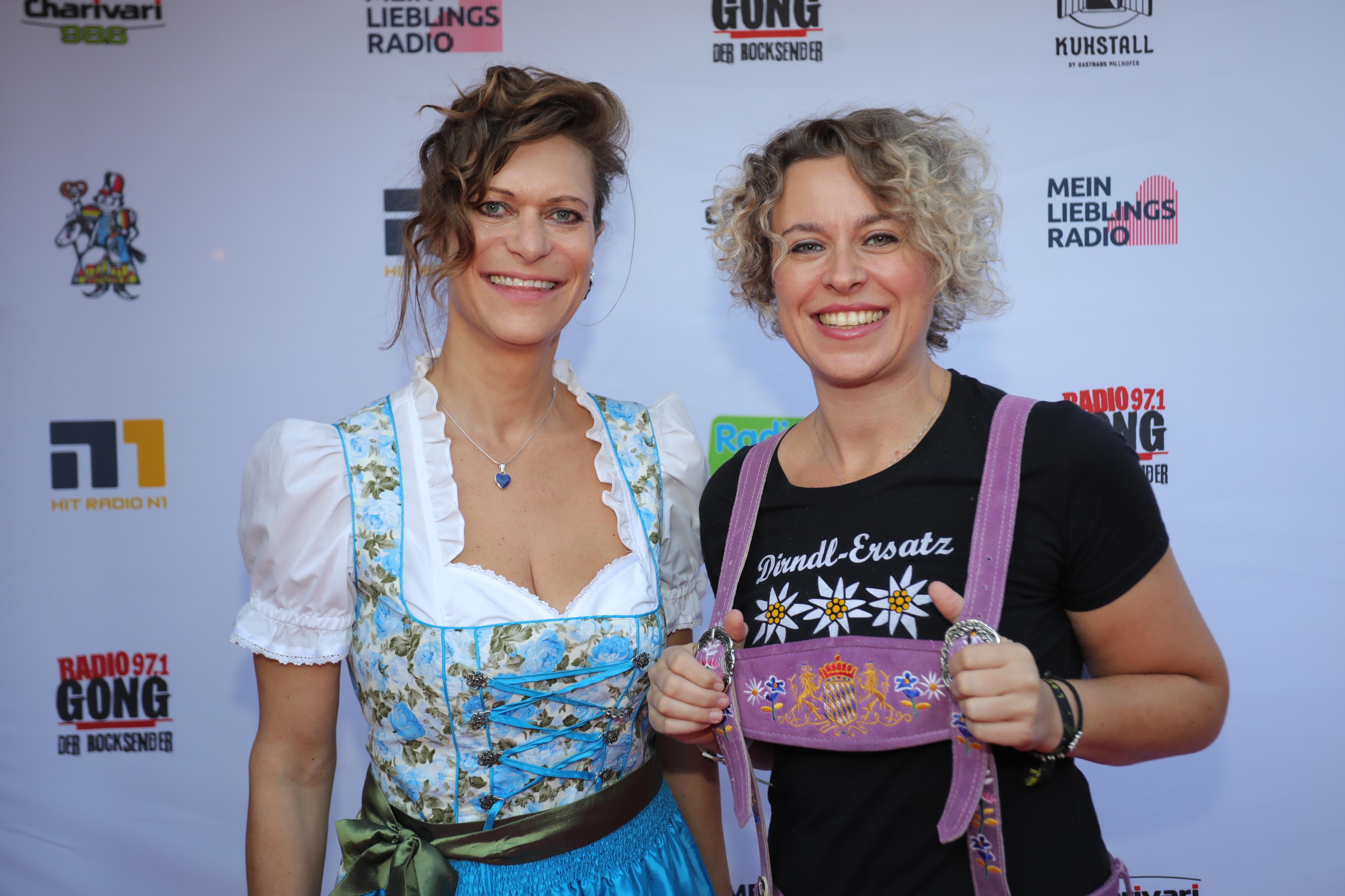 Friseurweltmeisterin Sonja Fischer mit NN-Redakteuerin Anette Röckl.