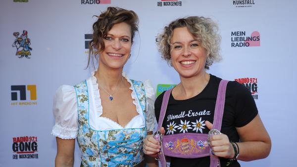 Friseurweltmeisterin Sonja Fischer mit NN-Redakteuerin Anette Röckl.