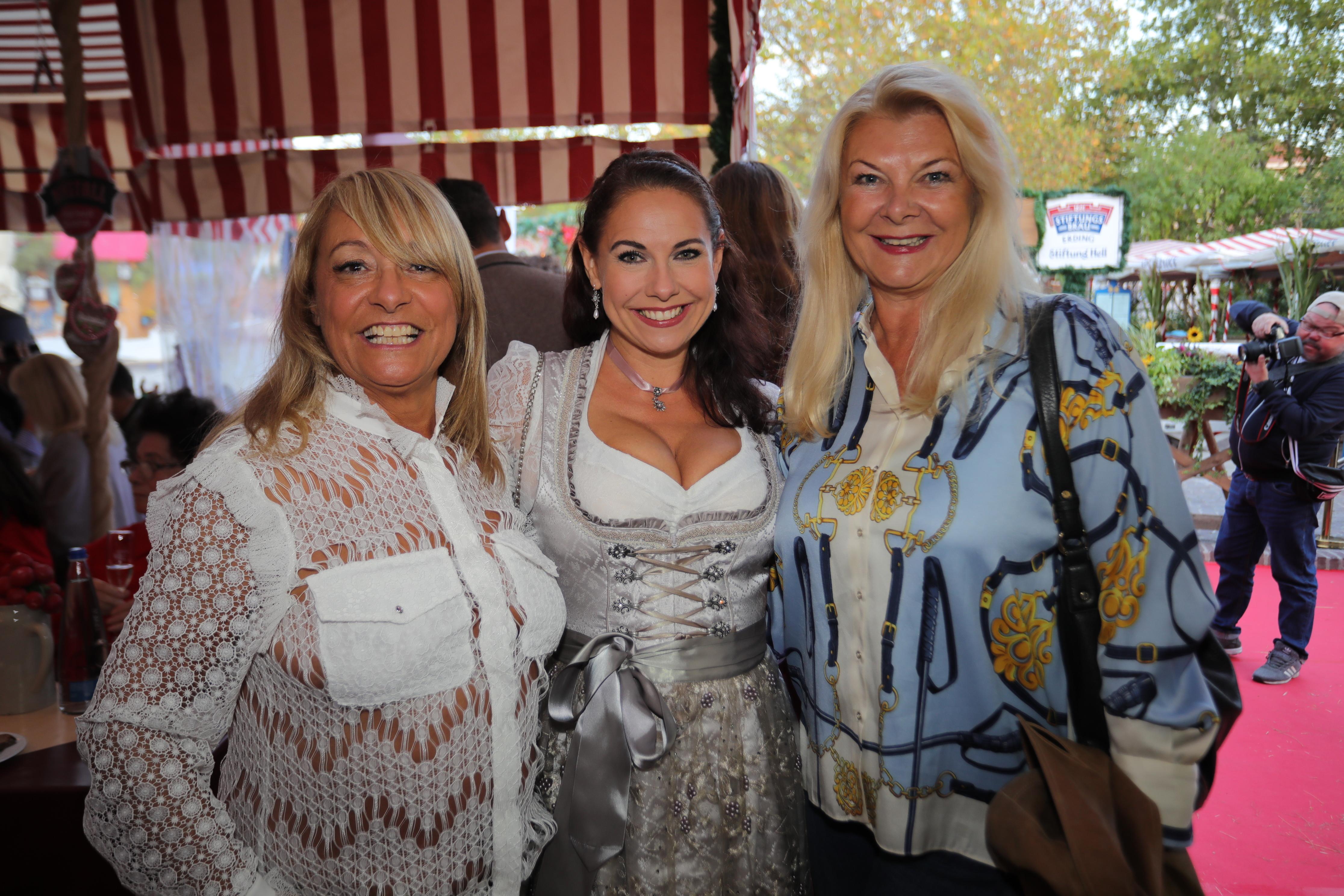 Auch CSU-Stadträtin Kerstin Böhm (mi.) kam. Links neben ihr posierte Modelady Dominic Armbruster, rechts im Bild ist Modelagenturchefin Marie-Luise Cawi zu sehen.