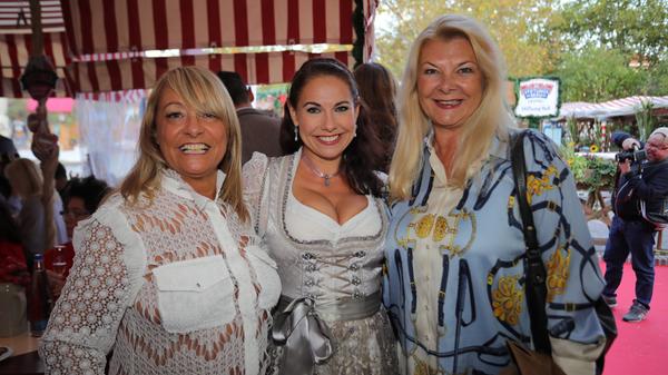 Auch CSU-Stadträtin Kerstin Böhm (mi.) kam. Links neben ihr posierte Modelady Dominic Armbruster, rechts im Bild ist Modelagenturchefin Marie-Luise Cawi zu sehen.