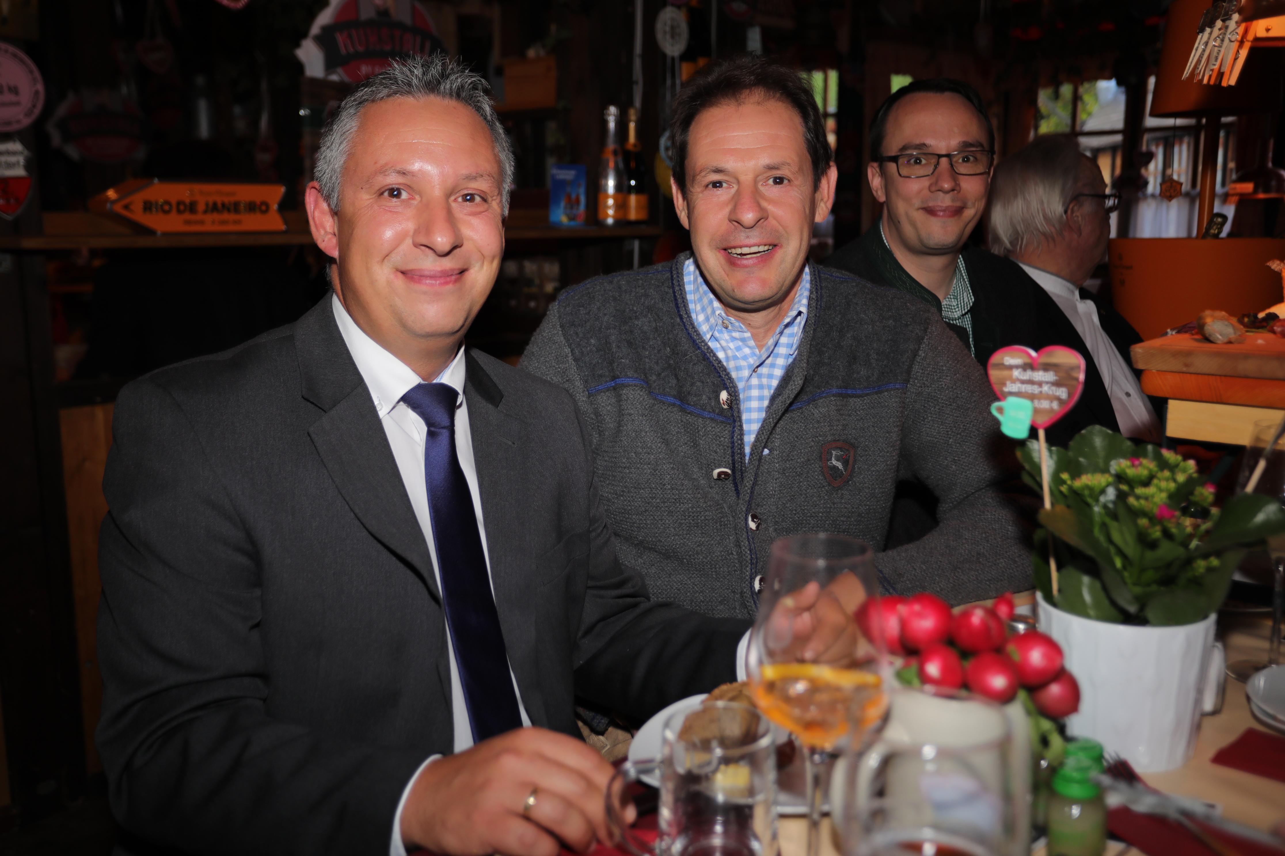 Hier lächteln Christoph Böhmer (l.), Protokollchef der Stad Nürnberg, und der Cateringchef René Lehrieder in die Kamera.