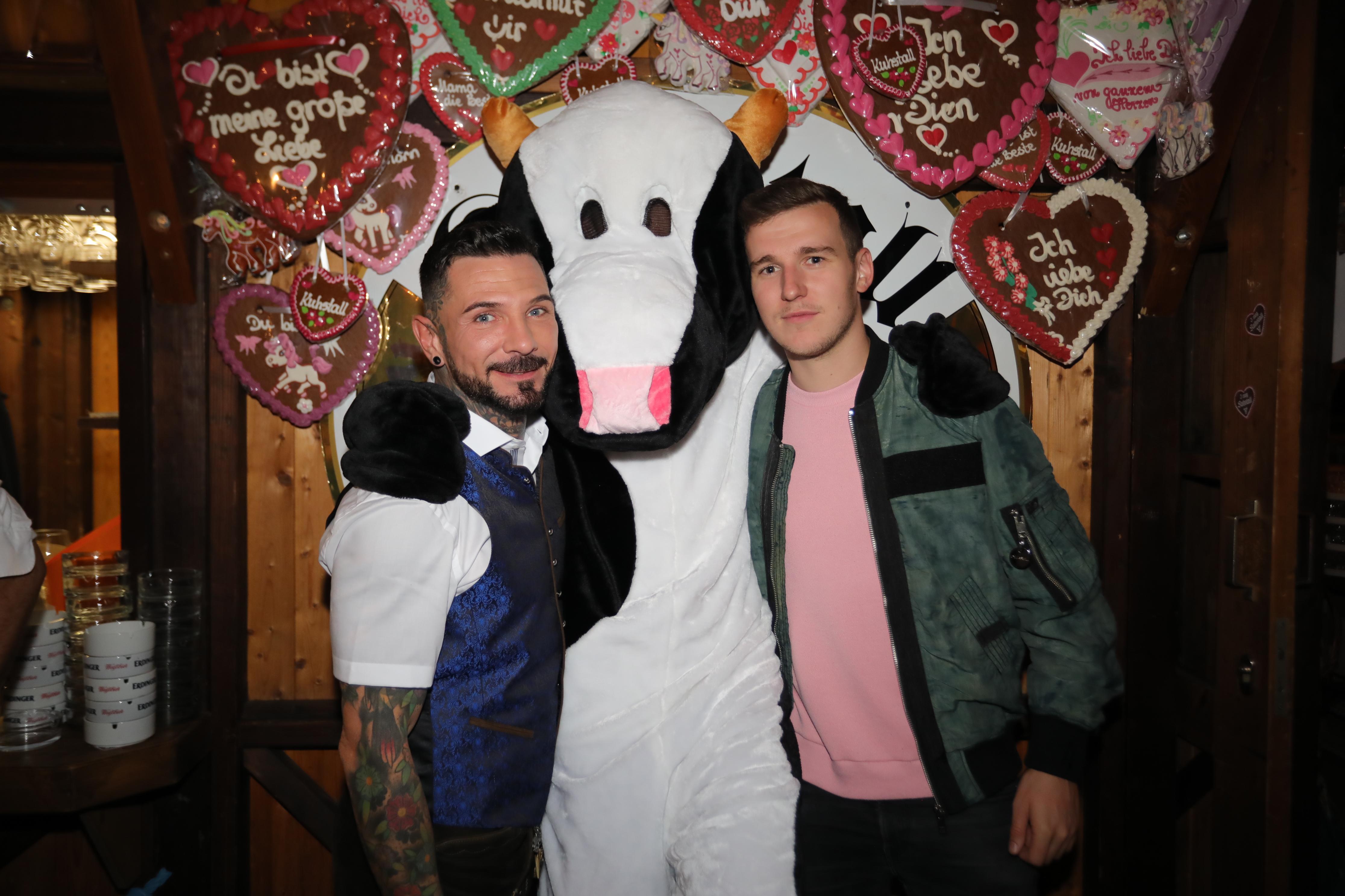 Ottmar Dillamar (l.), Friseur bei Herzblut Friseure, posierte für die Kamera.