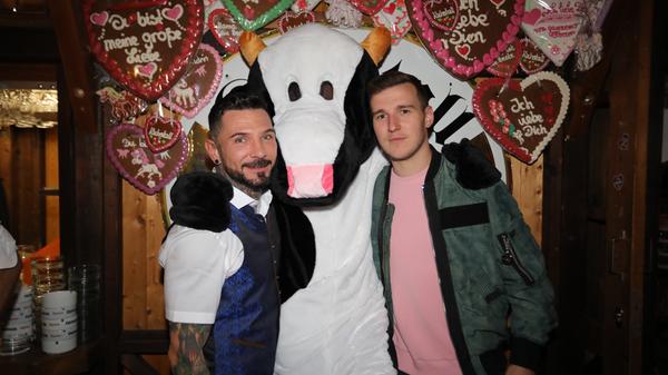 Ottmar Dillamar (l.), Friseur bei Herzblut Friseure, posierte für die Kamera.