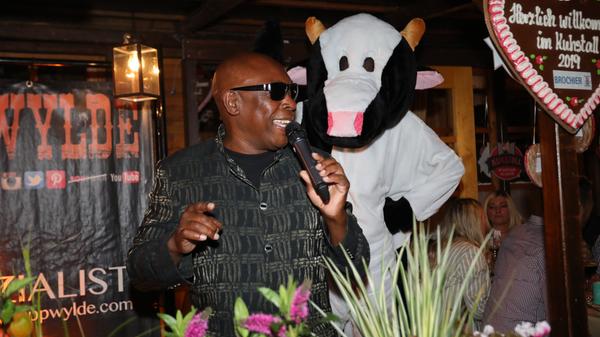 Ex-Milli-Vanilli-Sänger John Davis trat am Abend auf.