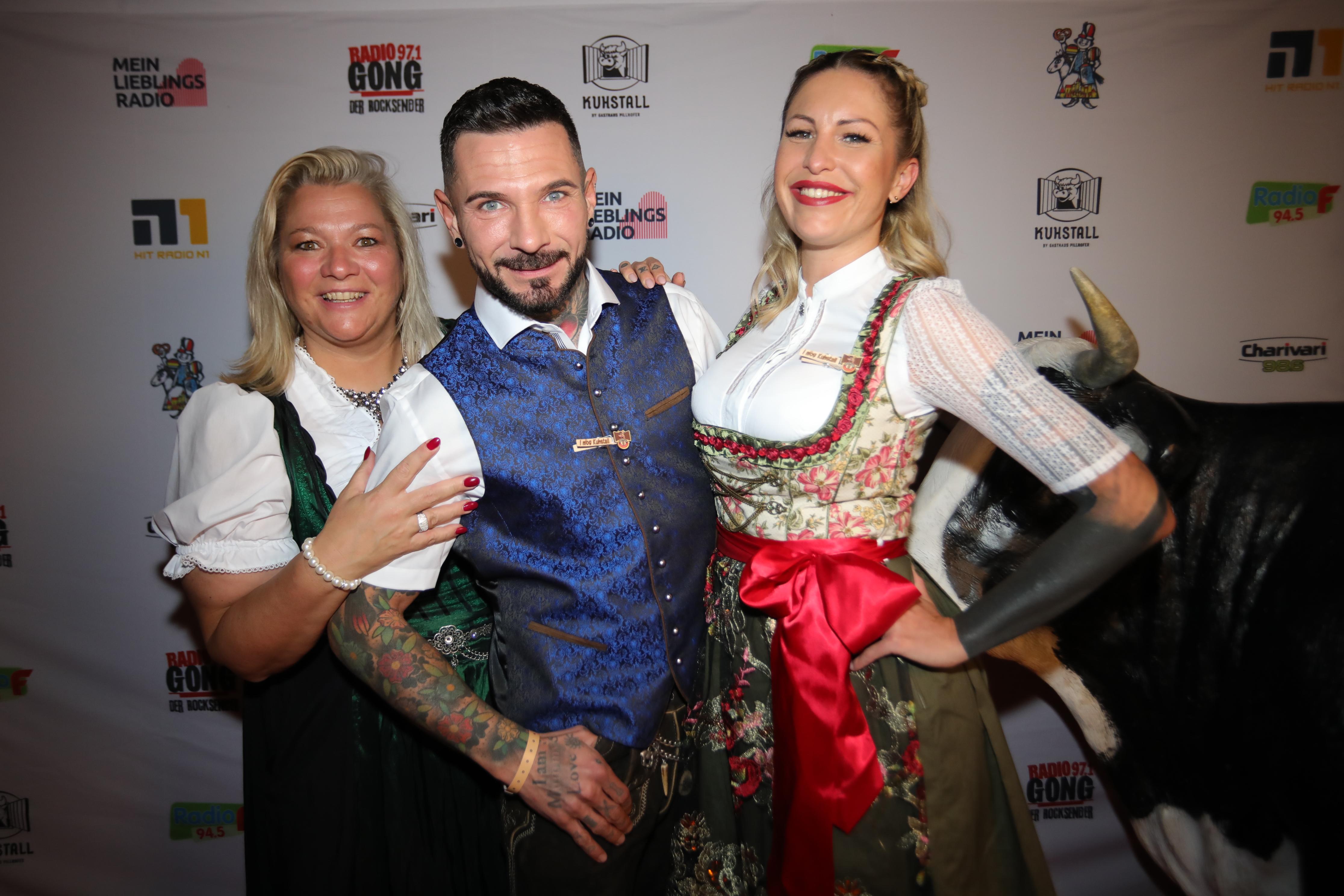 Links im Bild: Barbara Krapp mit Ottmar Dillamar, Friseur bei Herzblut Friseure.