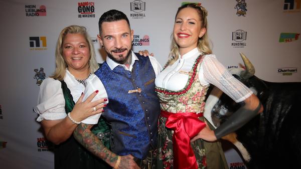 Links im Bild: Barbara Krapp mit Ottmar Dillamar, Friseur bei Herzblut Friseure.