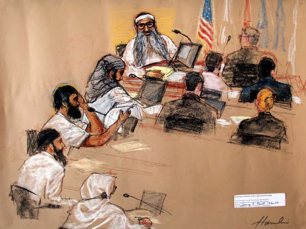 Die Gerichtszeichnung zeigt die die mutmaßlichen Hauptdrahtzieher der Terroranschläge: 2001 Chalid Scheich Mohammed,  Walid Bin Attasch, Ramzi Binalshibh, Ali Abdel Asis Ali und Mustafa Ahmed Al-Hausawi.
