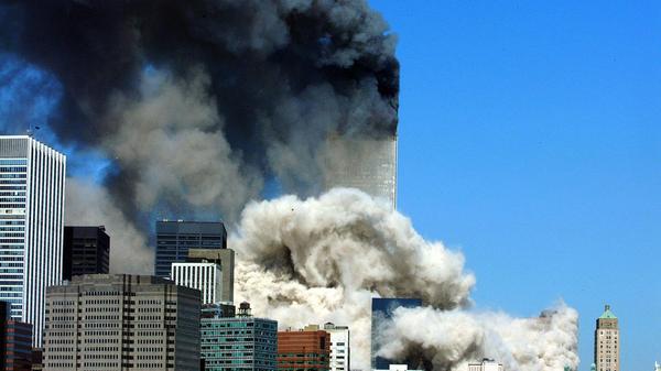Ganz egal, was die beiden Türme des World Trade Center getroffen hätte – sie hätten von ihrer Struktur her niemals so einstürzen können, wie es Millionen von Menschen am 11. September 2001 live vor Ort und auf ihren Fernsehern gesehen haben. Dessen sind sich zumindest viele Verschwörungstheoretiker sicher. Nein, stattdessen soll eine gezielte Sprengung die Tragödie ausgelöst haben.