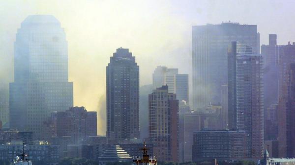 Doch das ist rein technisch gar nicht möglich: Bei einer kontrollierten Sprengung sind spezielle Vorbereitungen nötig, um alle relevanten Stellen mit Sprengkörpern zu versehen. Das in die Tat umzusetzen hätte sehr lange gedauert. In einem stark frequentierten Gebäude wie dem World Trade Center wären solche Arbeiten den Besuchern des Gebäudes also aufgefallen. Außerdem gibt es Bilder aus dem Inneren des World Trade Center, die wenige Tage vor ihrer Zerstörung durch die Flugzeuge aufgenommen wurden. Auf ihnen sind keinerlei Sprengvorrichtungen zu sehen.