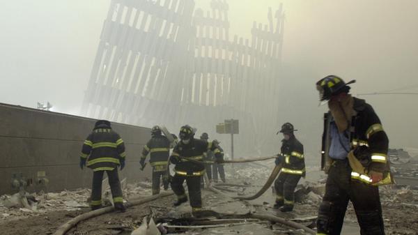 Eine weitere Verschwörungstheorie zu 9/11 ist, dass es sich um einen von der US-Regierung geplanten oder zumindest bewusst zugelassenen Anschlag gehandelt habe. Das Ziel der bösen "Neo-Konservativen" in der Regierung von Präsident George W. Bush sei es damals gewesen, durch diese Aktion die Zustimmung der Amerikaner für einen Krieg gegen den Terror zu bekommen. Damit könnten die Truppen im Irak einzumarschieren.