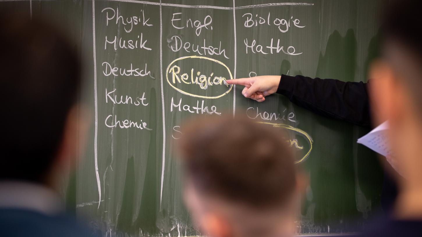 Die Schülerzahlen im klassischen Religionsunterricht gehen vor allem im Westen Deutschlands zurück.
