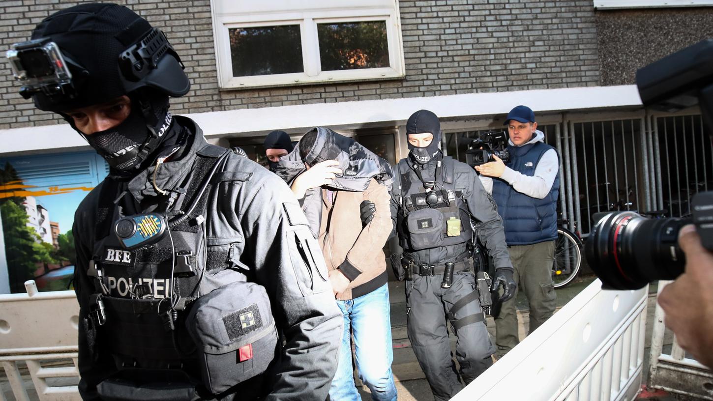 Die Polizei ist am Mittwochmorgen bei Razzien in mehreren norddeutschen Bundesländern gegen mutmaßliche Terror-Unterstützer vorgegangen.