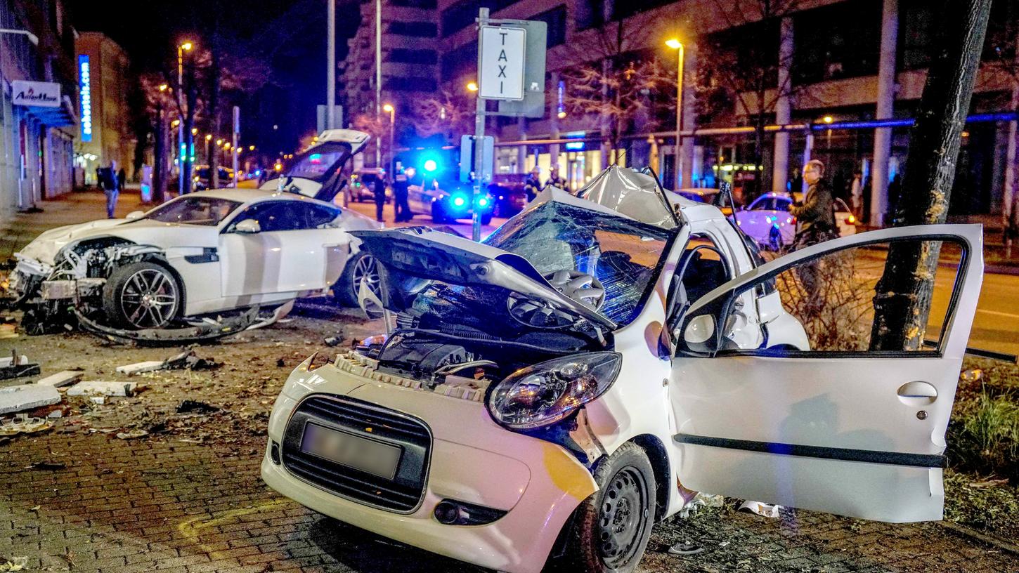 Prozessauftakt nach Raser-Unfall: Bei dem Zusammenstoß sind in Stuttgart zwei Menschen ums Leben gekommen.