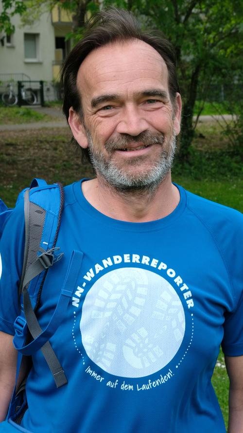 Man kannte ihn als NN-Sportchef, jetzt kennt man ihn zusätzlich als Wander-Ikone: Hans Böller legte die Strecke von Schillingsfürst nach Steinsfest zurück.