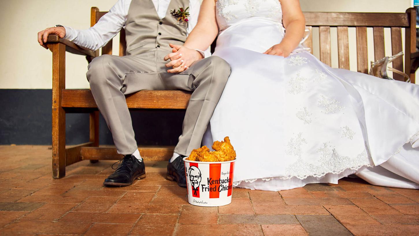 Ja-Wort mit Bucket: KFC richtet nun Hochzeiten aus  