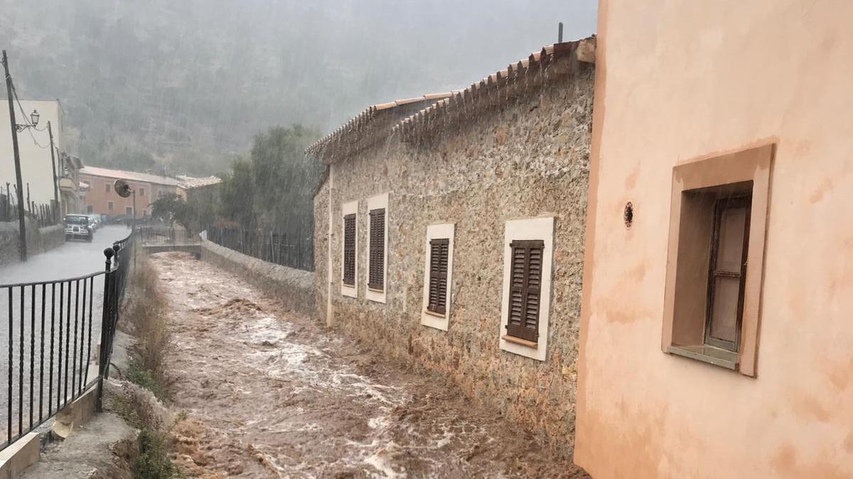 Blick auf den durch Unwetter und Regenfälle angeschwollenen Bach Sa Mosquera, der durch Selva auf Mallorca fließt.