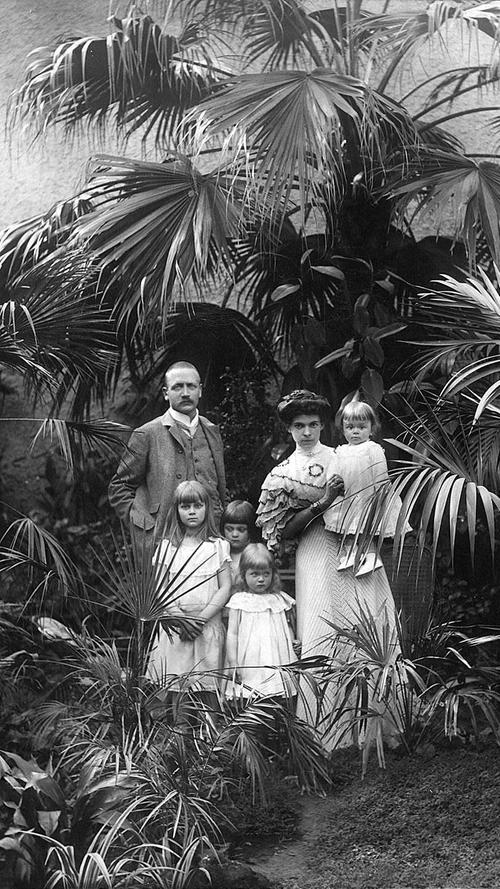 Diese Aufnahme aus dem Jahr 1907 zeigt Gräfin Ottilie und Graf Alexander von Faber-Castell mit ihren Kindern Elisabeth, Mariella, Irmgard und dem lang ersehnten Stammhalter Roland.