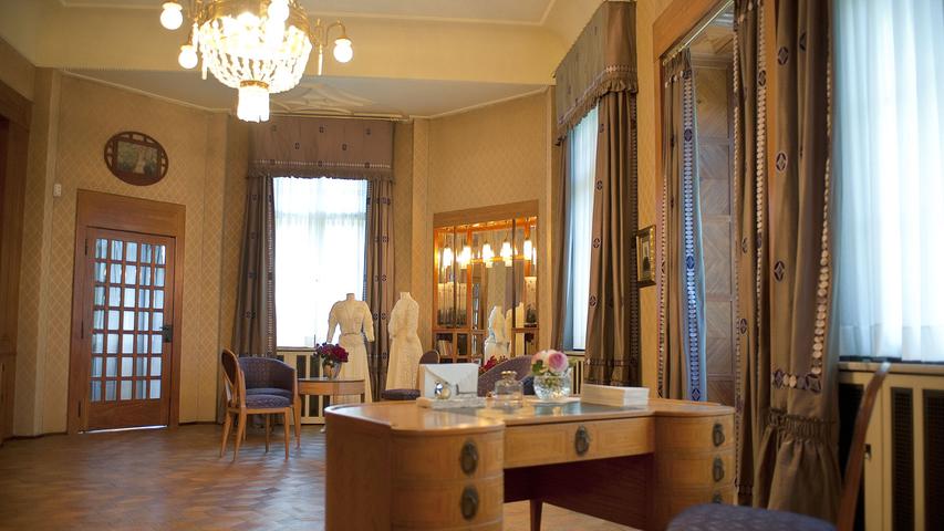 Übrigens: Im ersten Obergeschoss des Schlosses von Faber-Castell erhält man heute noch Einblick in den privaten Salon der Gräfin Ottilie. Das "Zitronenzimmer" ist mit einer Täfelung aus ostindischem Satinholz gestaltet.