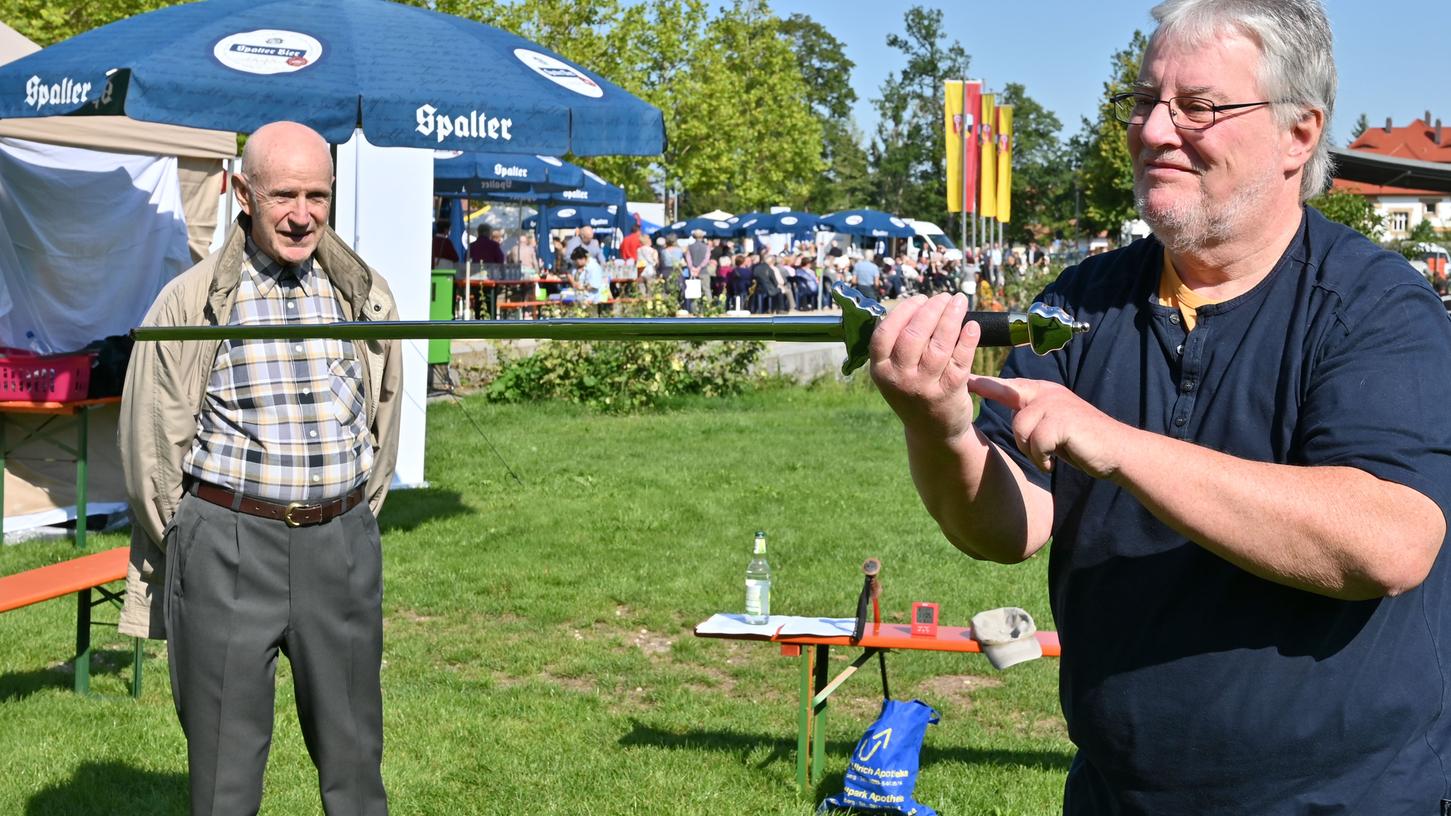 Richard Walter ist Dozent der Volkshochschule Schwanstetten und gibt Tai-Chi- und Qigong Anfängerkurse für Senioren.