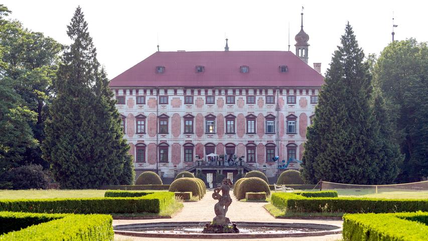 Gedreht wurde allerdings nicht in Franken: Im Film dient das frühbarocke Schloss Libochovice in Tschechien, am Unterlauf der Eger, als Kulisse. Als pittoresk inszenierte Bleistiftfabrik fungierte eine ehemalige Brauerei in Trebon.