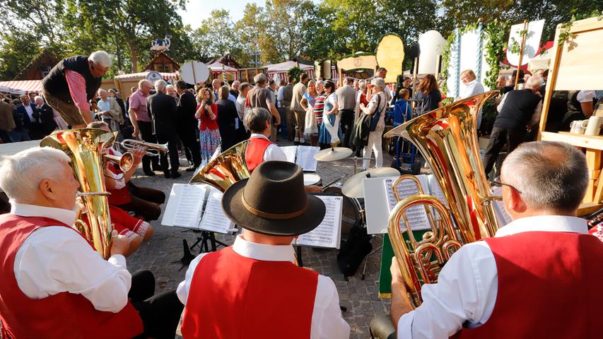 Für die zünftige Auftakt-Musik und ordentlich Lärm sorgte das Blasorchester Markt Feucht e.V..