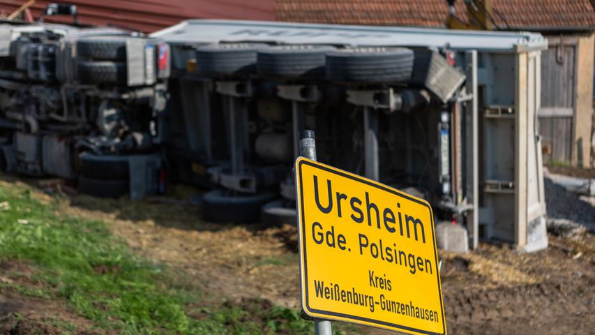 Trümmerfeld in Franken: Laster mäht Scheune um - Pferd stirbt
