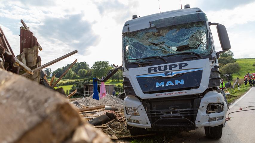 Trümmerfeld in Franken: Laster mäht Scheune um - Pferd stirbt