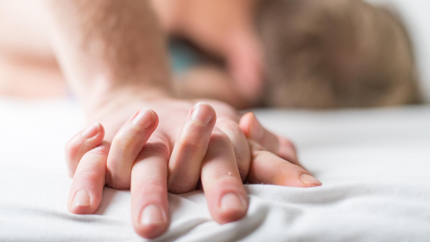 Chemsex bezeichnet die Einnahme spezieller synthetischer Drogen beim Geschlechtsverkehr oder davor. Chemsex bezeichnet die Einnahme spezieller synthetischer Drogen beim Geschlechtsverkehr oder davor.