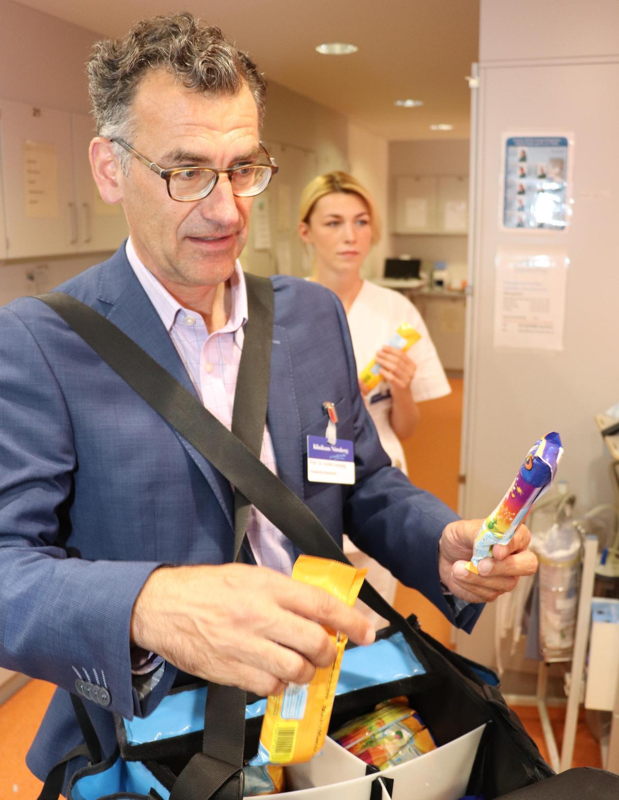 "Dagegen durften sich die Mitarbeiter im Juli etwas abkühlen", berichtet Voigt. "Der Klinikum-Vorstand bedankte sich für die geleistete Arbeit mit insgesamt 4500 Portionen Eis am Stiel, die er auf den Stationen und Abteilungen verteilte." Ein Eis von den Chefs – so lässt sich der Sommer überstehen.