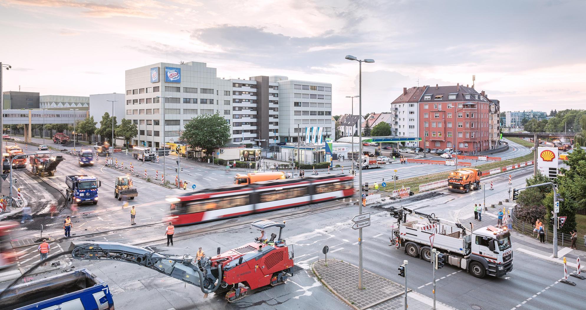 Ein Highlight für SÖR war die Baustelle am Nordwestring im Stadtnorden. "So viele Maschinen auf einmal waren bei uns noch nie im Einsatz", sagt Winkel. Der Asphalt an der Kreuzung Erlanger Straße/Nordwestring musste erneuert werden. Für ein verlängertes Wochenende im Juni hat SÖR die Kreuzung deshalb komplett gesperrt.