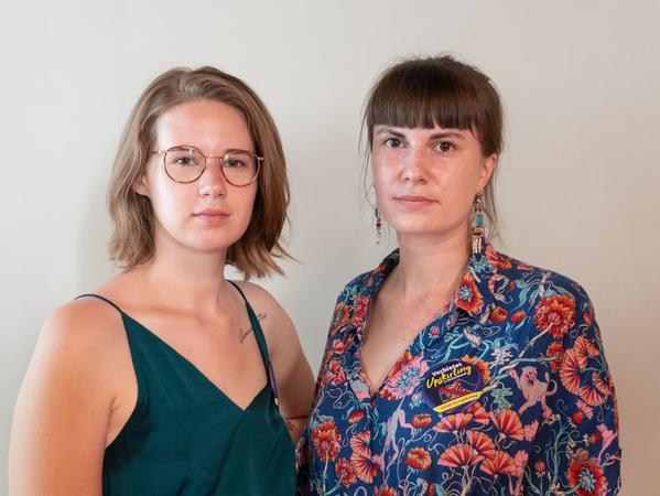 Hanna Seidel (r) und Ida Marie Sassenberg haben vor einigen Monaten eine Petition gestartet, die sich gegen das voyeuristische Fotografieren bzw. Filmen unter Röcken und Kleidern wendet.