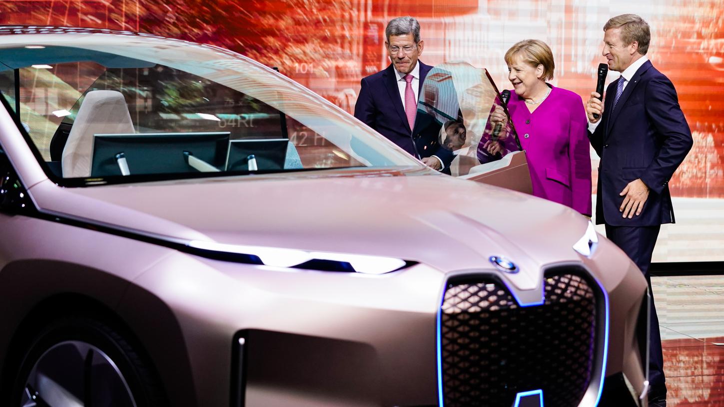 Bundeskanzlerin Angela Merkel den BMW iNext genau unter die Lupe.