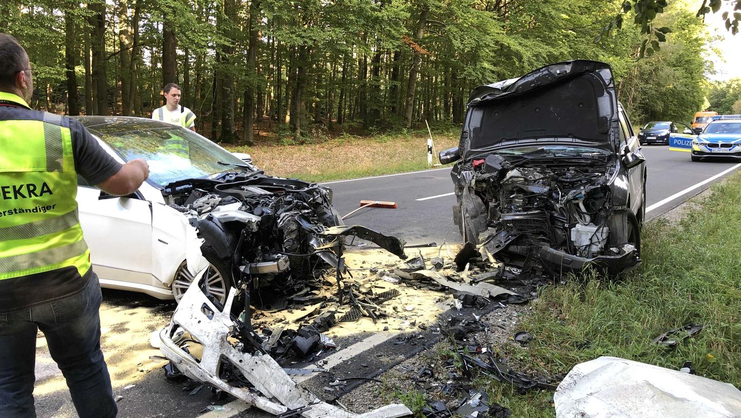 Der Mercedesfahrer geriet mit seinem Wagen im Waldfensterer Forst auf gerader Strecke in den Gegenverkehr. Die Unfallursache ist noch unklar.