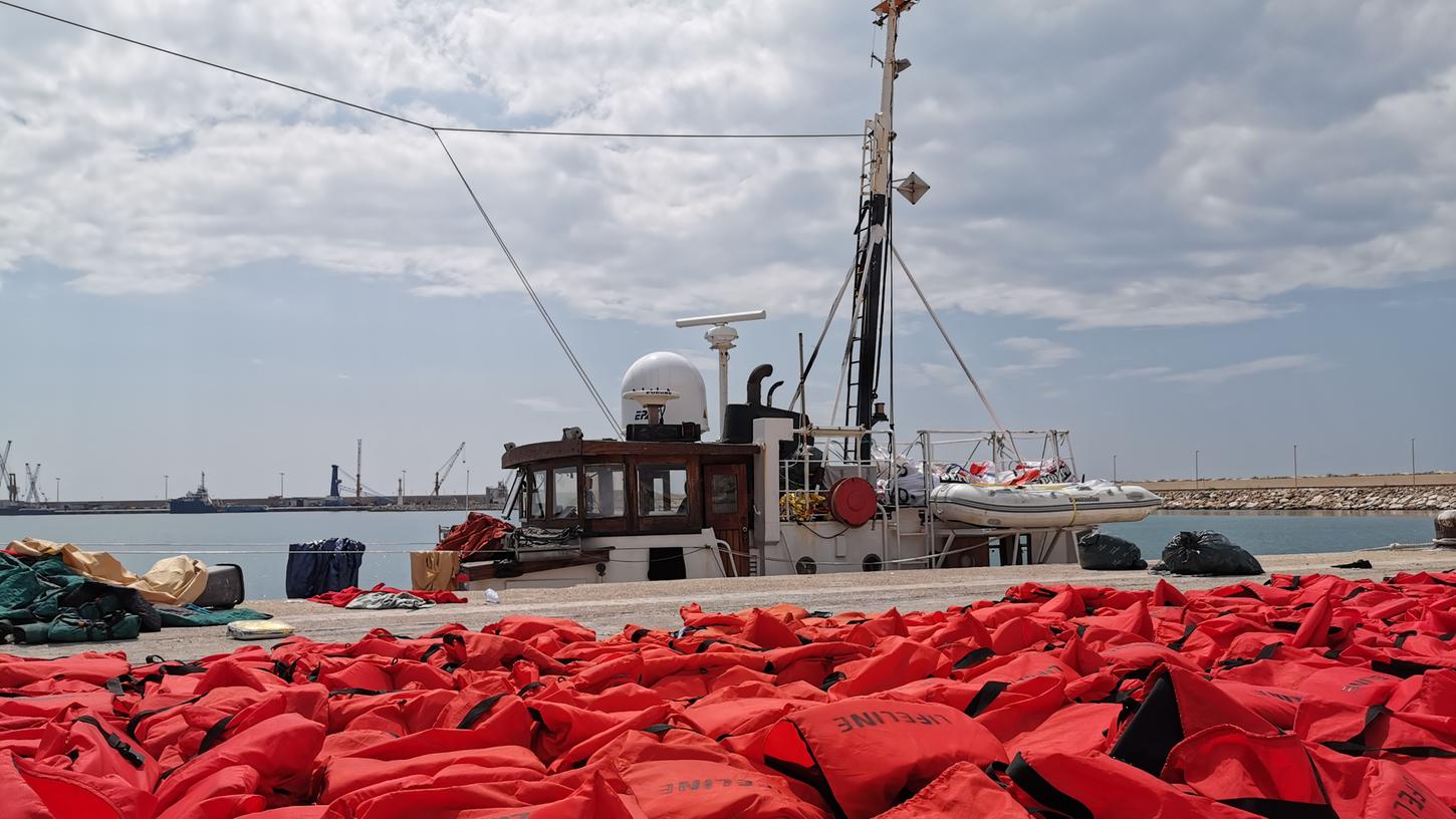 Seit Jahren schwelt der Streit um die Seenotrettung im Mittelmeer. Hier im Bild: Das beschlagnahmte Schiff "Eleonore" der deutschen Organisation Lifeline.