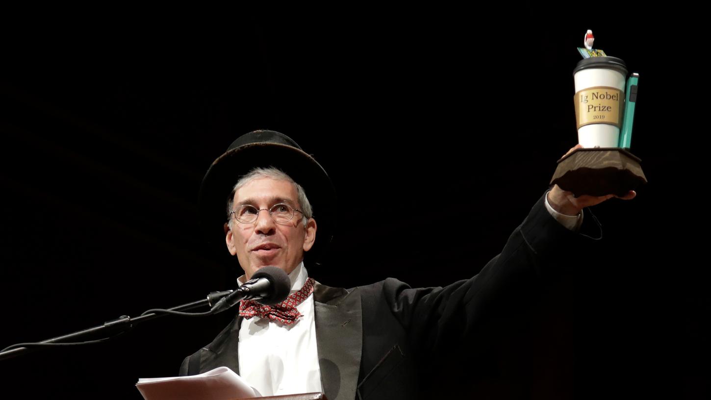 Moderator Marc Abrahams hält den Ig-Nobelpreis. Zehn wissenschaftliche Studien, die "erst zum Lachen und dann zum Denken anregen", sind an der US-Eliteuniversität Harvard mit den "Ig-Nobelpreisen" ausgezeichnet worden. Moderator Marc Abrahams hält den Ig-Nobelpreis. Zehn wissenschaftliche Studien, die "erst zum Lachen und dann zum Denken anregen", sind an der US-Eliteuniversität Harvard mit den "Ig-Nobelpreisen" ausgezeichnet worden.