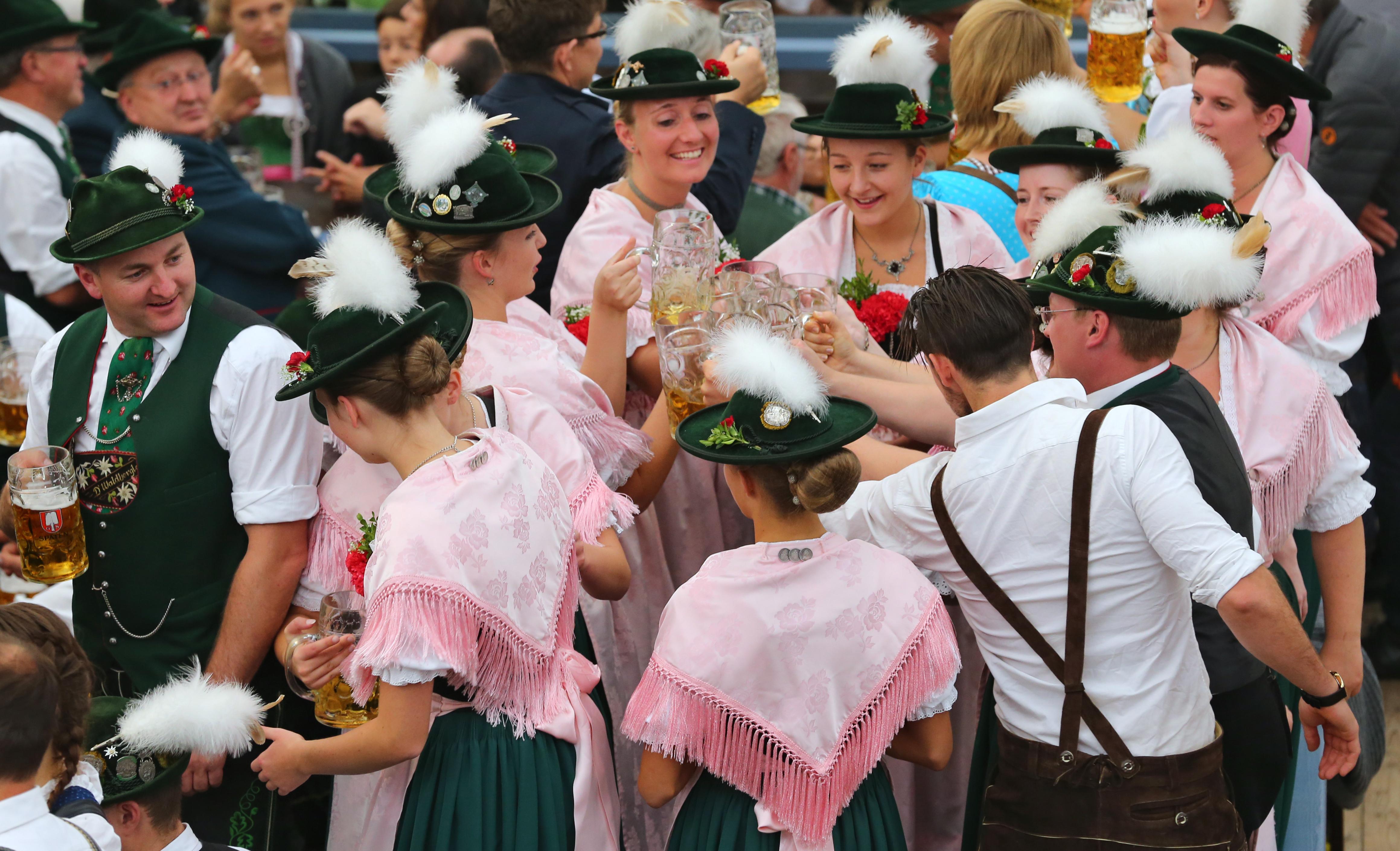 Biertrinken aus großen Gläsern, Schunkeln zur Blasmusik und dazu noch die passende Tracht. Wer diese drei Faktoren erfüllt, erhält die bayerische Staatsbürgerschaft. Nahezu jeder Oktoberfest-Besucher denkt, ein waschechter Bayer zu sein. In diesem Sinne: Willkommen im schönsten Bundesland Deutschlands!