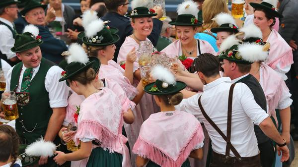 Biertrinken aus großen Gläsern, Schunkeln zur Blasmusik und dazu noch die passende Tracht. Wer diese drei Faktoren erfüllt, erhält die bayerische Staatsbürgerschaft. Nahezu jeder Oktoberfest-Besucher denkt, ein waschechter Bayer zu sein. In diesem Sinne: Willkommen im schönsten Bundesland Deutschlands!