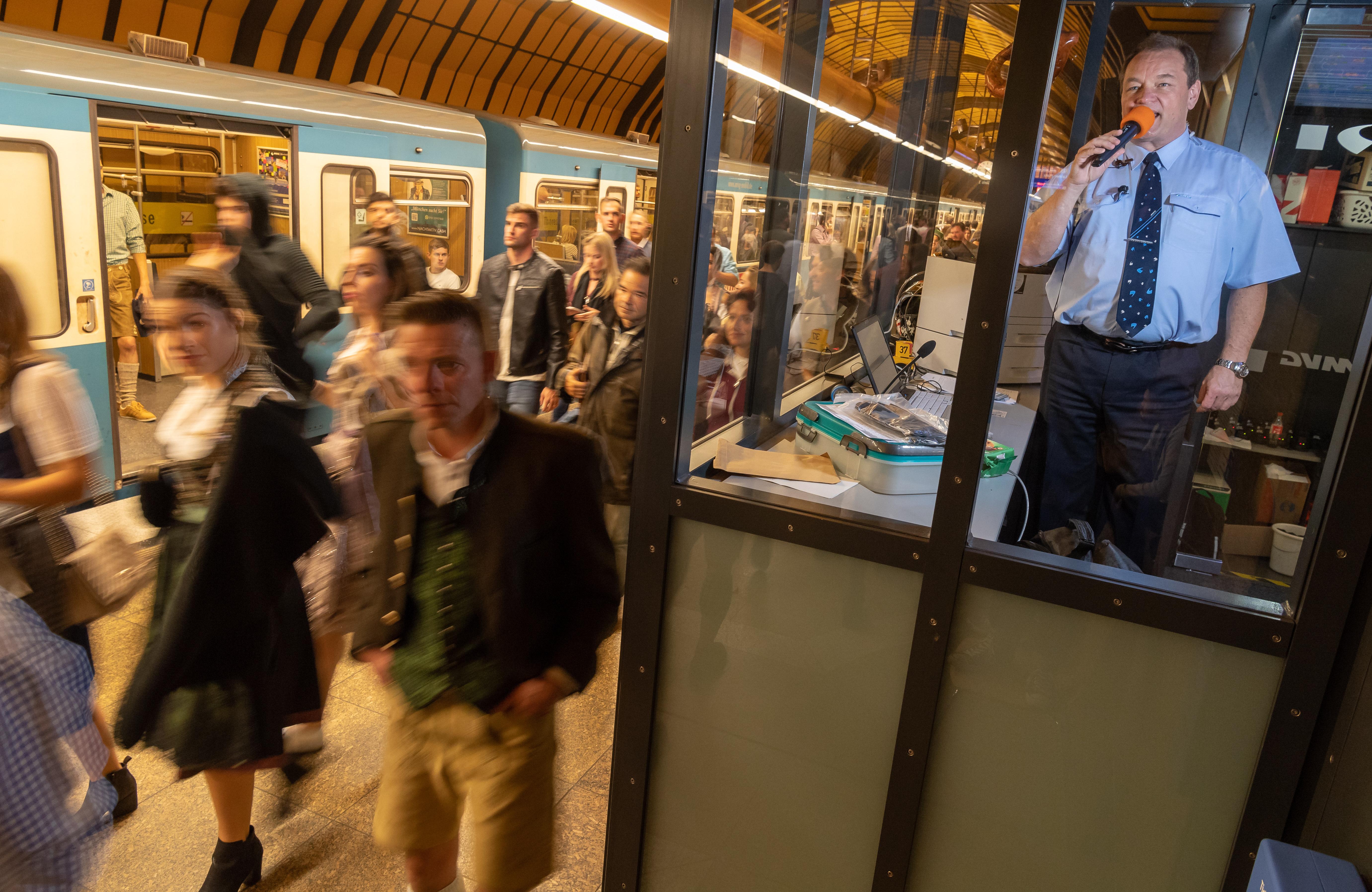 Normalerweise ist eine Zugfahrt nach München nichts Besonderes, wenn man allerdings zur Oktoberfestzeit in die bayerische Landeshauptstadt fährt, ist die Stimmung in den Waggons immer besonders zünftig. Gut gelaunte Menschen in Lederhosen und Dirndl machen die Abteile zum Festzelt. Wer sich geschickt anstellt, darf mitfeiern und bekommt das eine oder andere Bier geschenkt.